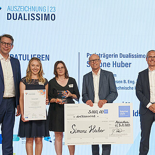 Simone Huber (2. v.l.) wurde in München mit dem Dualissimo-Award ausgezeichnet.Foto: BayZiel-hochschule dual/Julia Bergmeister
