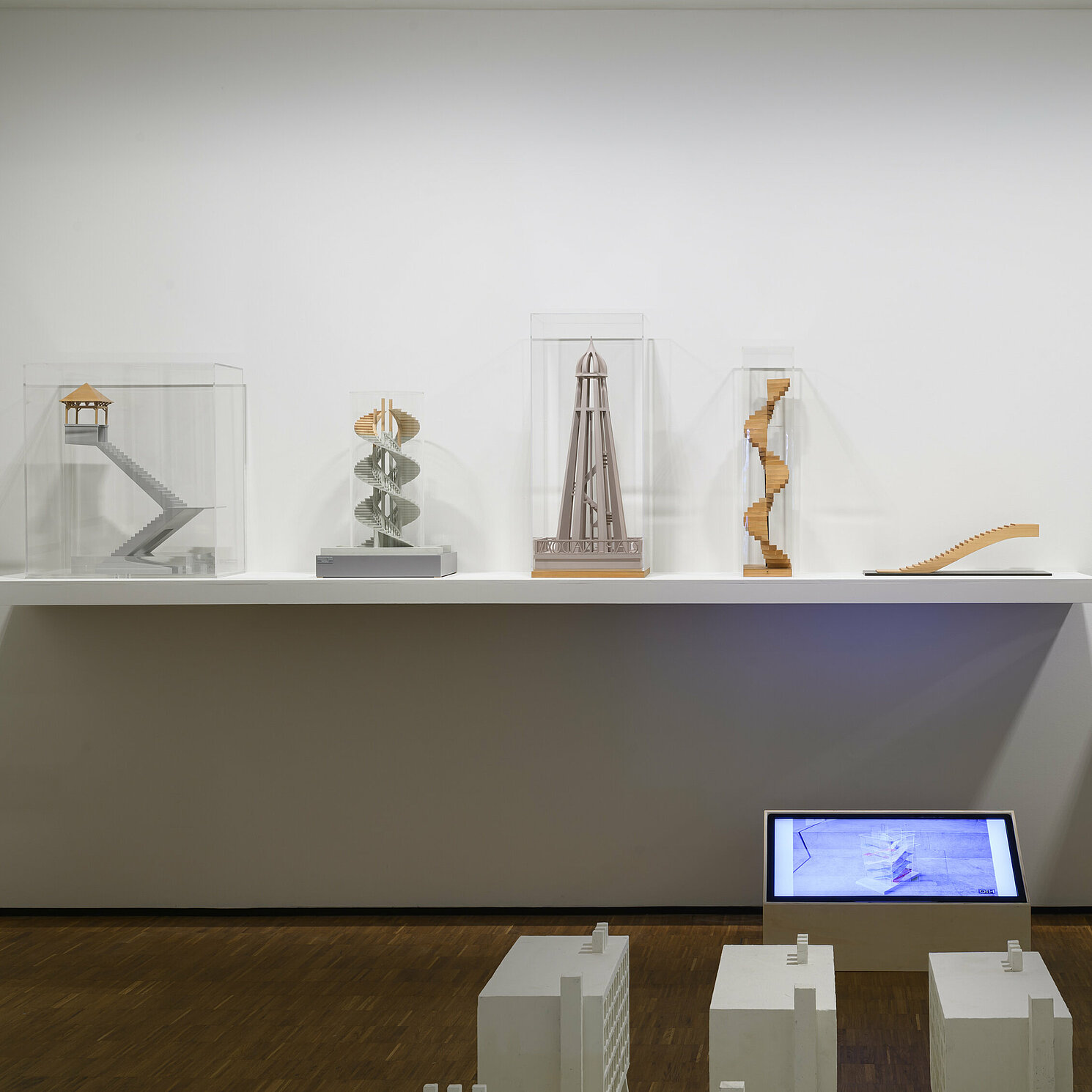 Modelle des FMIS in der Ausstellung "Stairway to..?" der Kunsthal KAdE, Foto von Peter Cox