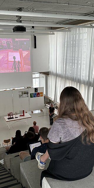 Die Studierenden des Studiengangs Industriedesign präsentierten ihre Ideen für eine smartere Mobilität vor ihren Kommilitoninnen und Kommilitonen sowie den Vertretern des Stadtplanungsamtes der Stadt Regensburg Foto: OTH Regensburg/Simone Grebler