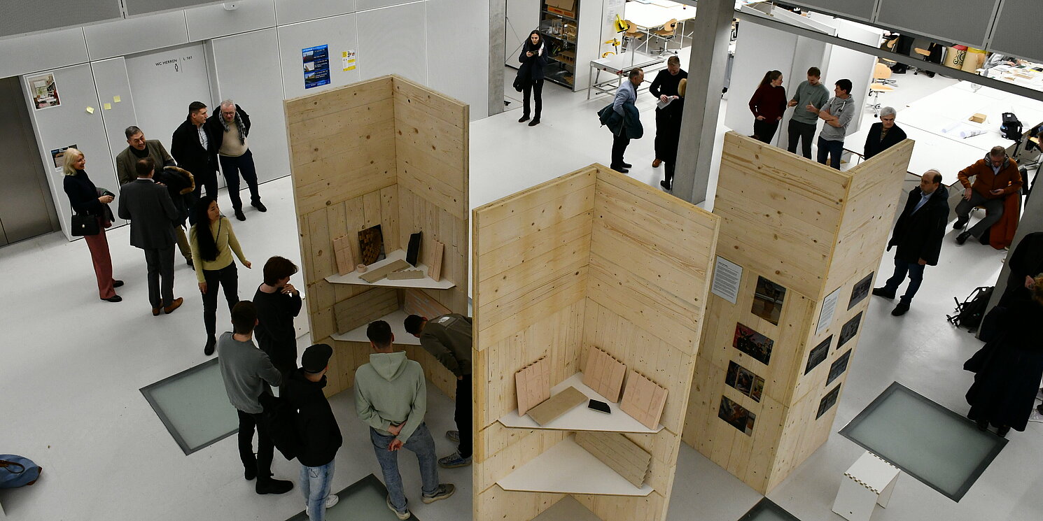 Eine Ausstellung im Gebäude der Fakultät Architektur bot spannende Einblicke in die Projekte der CyberCraft-Kurse. Foto: OTH Regensburg/Simone Grebler