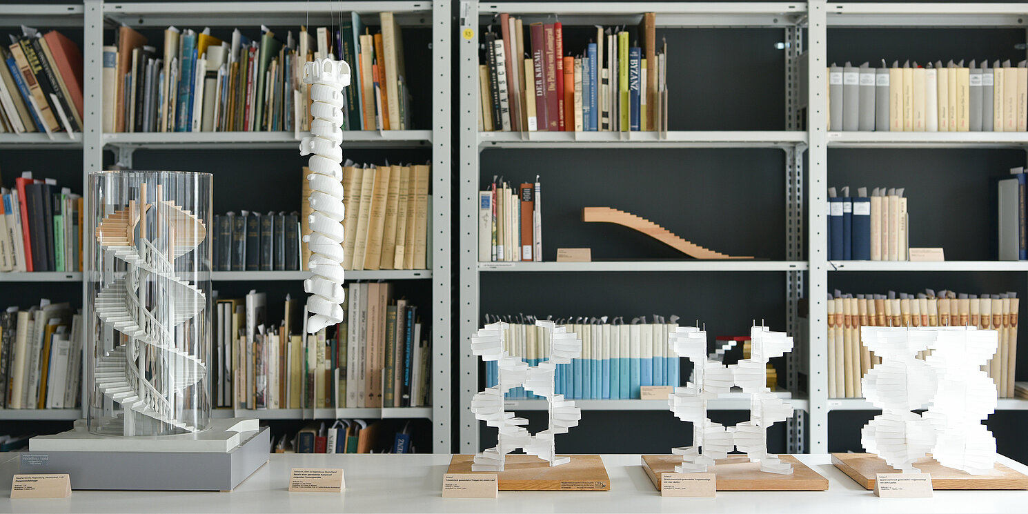 Modelle und Bücher im Institut
