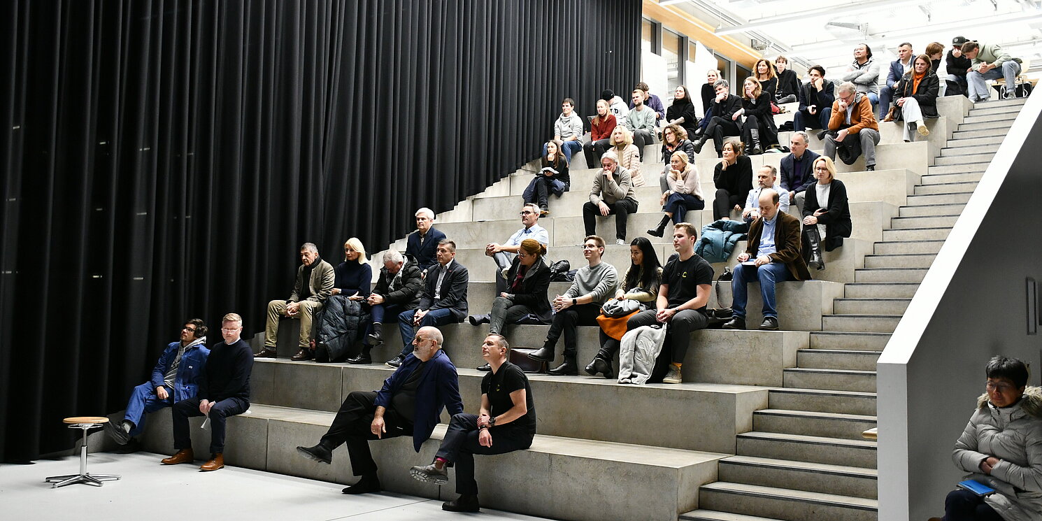 Zahlreiche Gäste waren zur Eröffnung des CyberCraft Labs gekommen und nutzten die Gelegenheit, das neue Labor zu besichtigen. Foto: OTH Regensburg/Simone Grebler