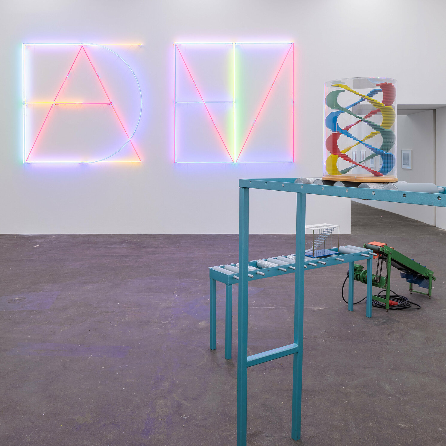 Das Kunstwerk von Jasmin Werner mit den Modellen in der Ausstellung im Hamburger Bahnhof