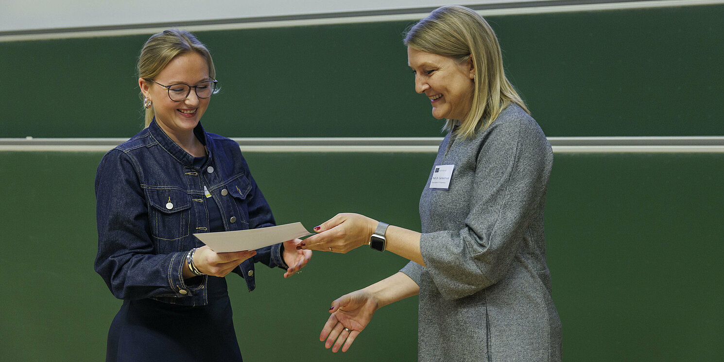 Prof. Dr. Carina Braun (rechts), Vizepräsidentin für Berufungen und Student Lifecycle Management der OTH Regensburg, übergab die Deutschlandstipendien an die Studierenden. Foto: OTH Regensburg/Florian Hammerich