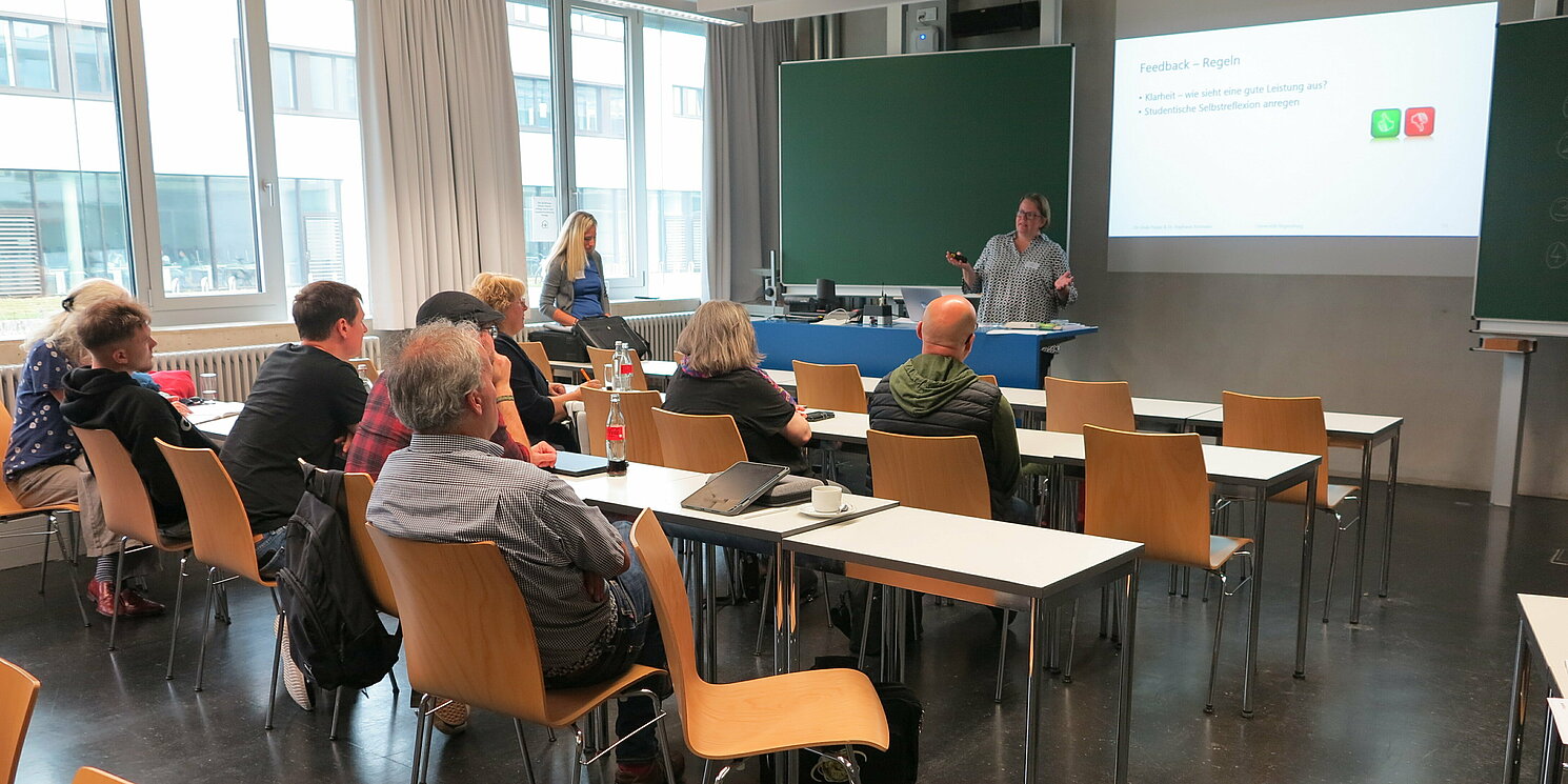 Dr. Linda Puppe erläutert im Workshop "Lernmotivation im digitalen Raum" die Feedback-Regeln. Foto: Tanja Rexhepaj/OTH Regensburg