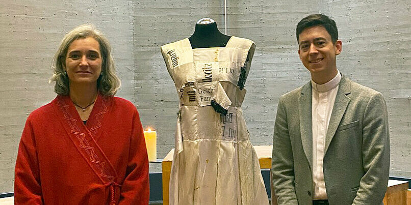 Hochschulpfarrer Dr. Martin Seiberl freut sich, das Kunstobjekt pomegranate_peace_4 von der Künstlerin Ilona Maria Amann noch bis 23.12.2025 in der Uni-Kapelle ausstellen zu dürfen. Foto: Luise Wagenhofer