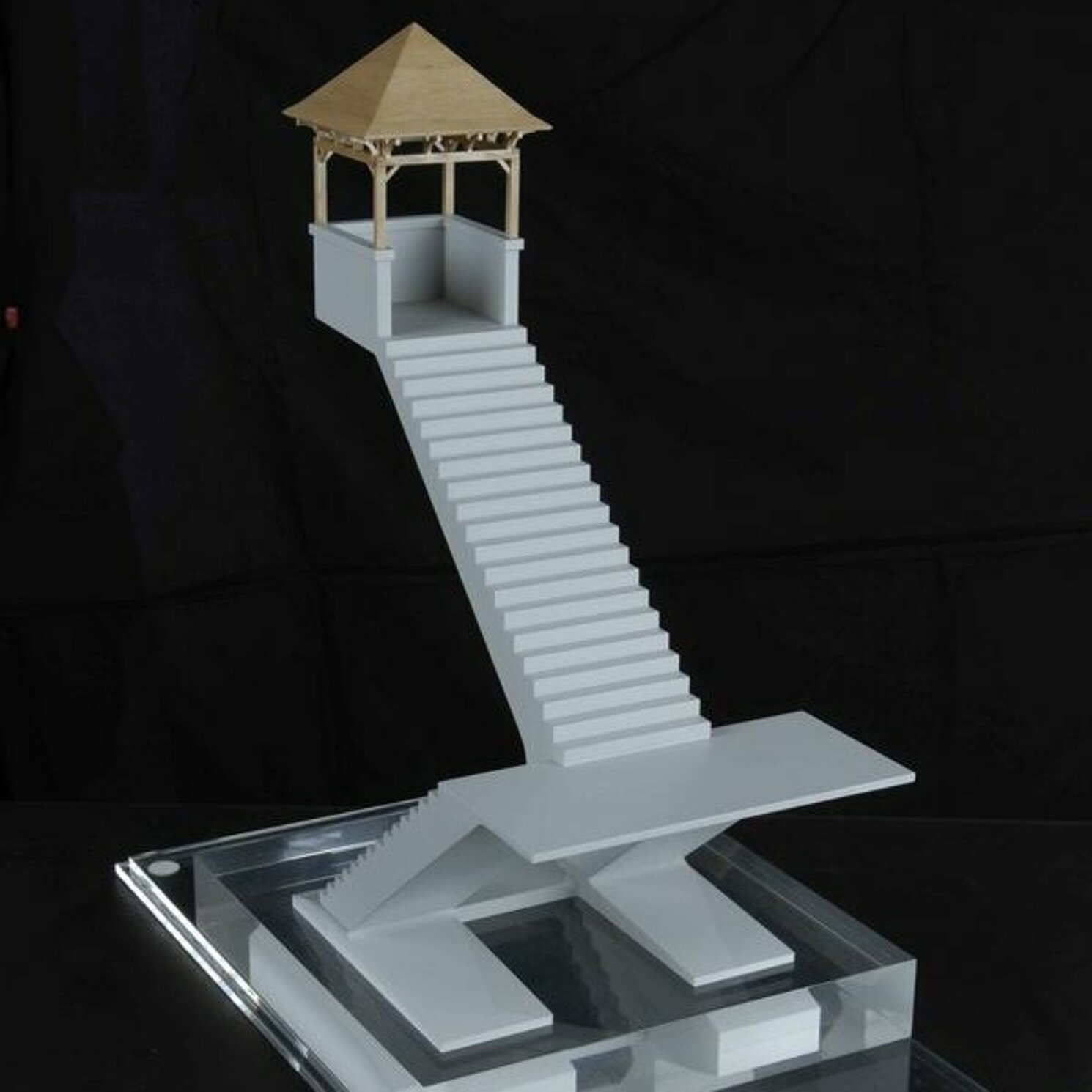 Treppenmodell vor schwarzem Hintergrund