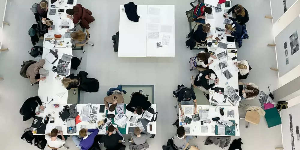 Studierende arbeiten an Design Projekten