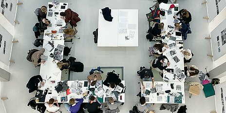 Studierende arbeiten an Design Projekten
